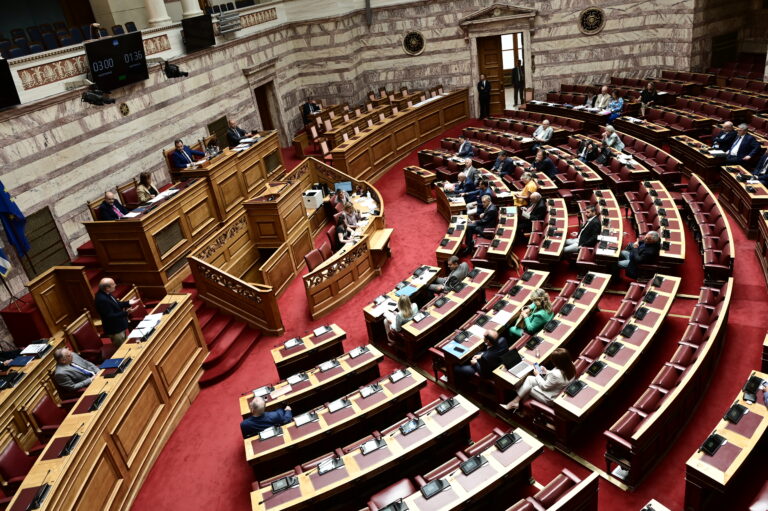 «Μετωπική» για τις παρακολουθήσεις: Μύδροι κατά της δικαιοσύνης από την αντιπολίτευση – Η αντίδραση της κυβέρνησης