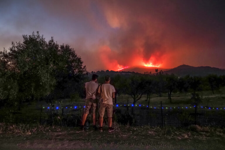 Φωτιά στην Εύβοια: Καίγεται πευκοδάσος – Ολονύχτια μάχη με ισχυρές επίγειες δυνάμεις