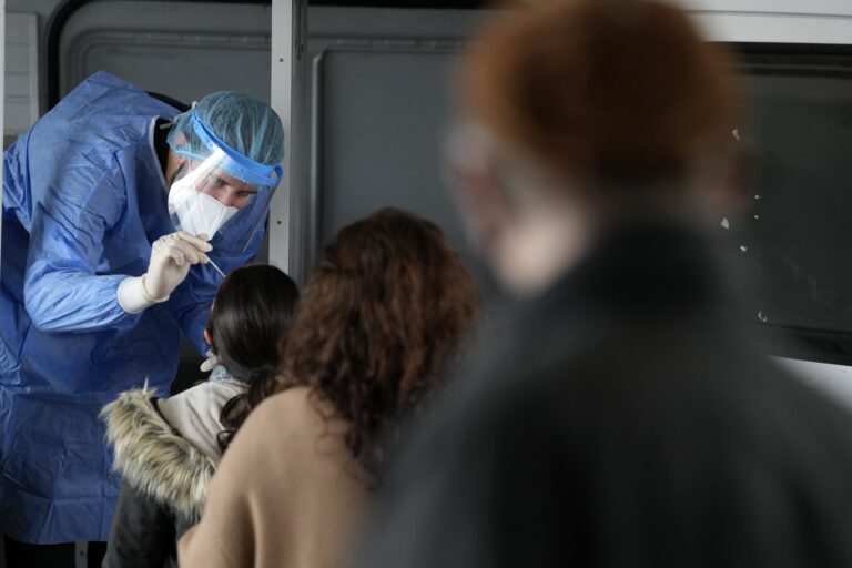 «Καλπάζει» ο κορονοϊός: Πώς να προφυλαχτούν οι ευπαθείς ομάδες και πότε έρχεται η αποκλιμάκωση
