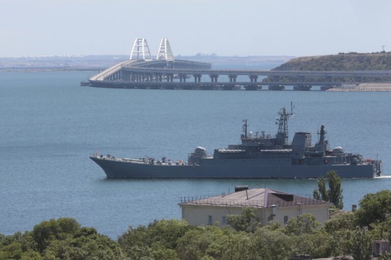 Ρωσία: Πυρά της Ουκρανίας σε ρωσικό λιμάνι και πορθμείο κοντά στην Κριμαία – Ένας νεκρός τέσσερις τραυματίες
