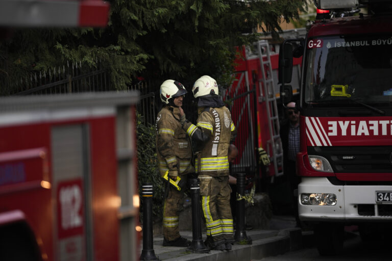 Τρεις νεκροί από πυρκαγιά στη Σμύρνη