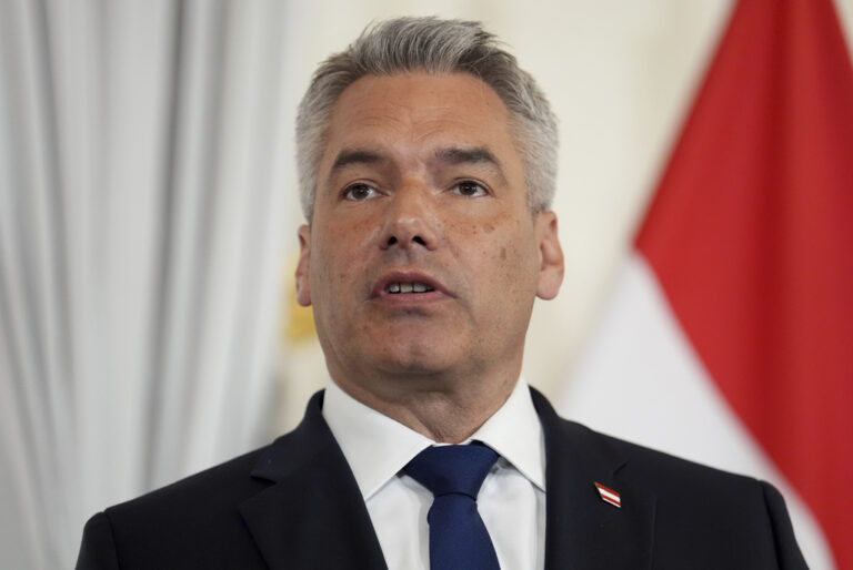 Αυστριακός καγκελάριος: Να κατηγορήσουμε τον Όρμπαν για την έλλειψη συντονισμού του, αλλά να μην μποϊκοτάρουμε την προεδρία του Συμβουλίου της ΕΕ