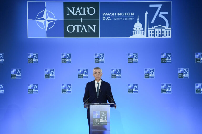 Το NATO ενισχύει την υποστήριξή του στην Ουκρανία