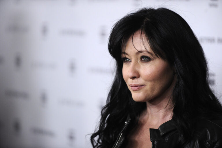 Οι πρωταγωνιστές του «Beverly Hills, 90210» αποχαιρετούν την Σάνεν Ντόχερτι: «Ο Λουκ είναι εκεί για να σε υποδεχτεί»
