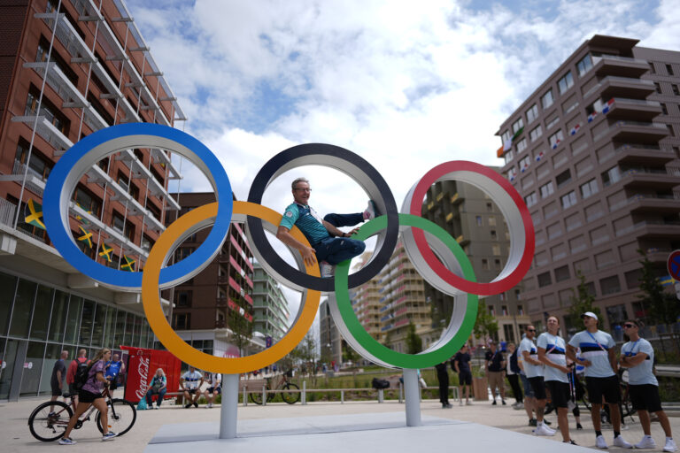 Ολυμπιακοί Αγώνες 2024: Το Παρίσι υποδέχεται την Ολυμπιακή φλόγα – Οχυρωμένη η Γαλλική πρωτεύουσα