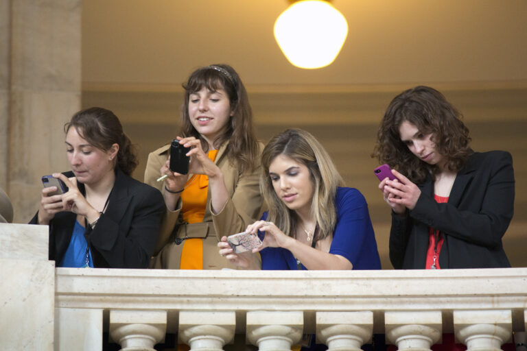 FOMO: Ο φόβος του αποκλεισμού στα χρόνια των social media