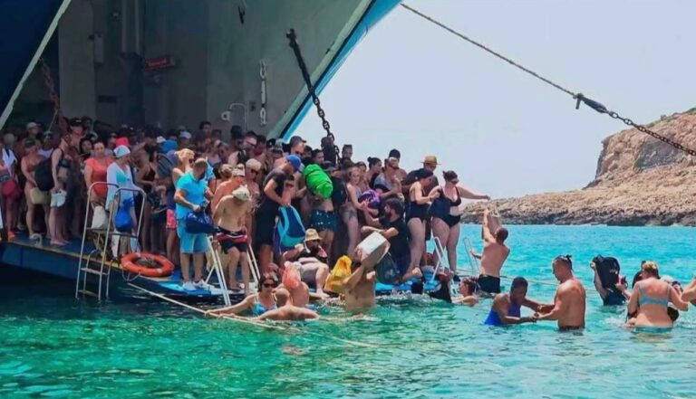 Χανιά: Επέστρεψε η εξέδρα στον Μπάλο μετά τον σάλο με τις εικόνες των τουριστών στο νερό