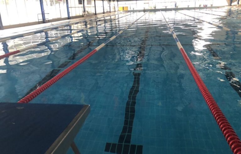 Λακωνία: Μαθήματα παιδιών στο Ματάλειο Κολυμβητήριο