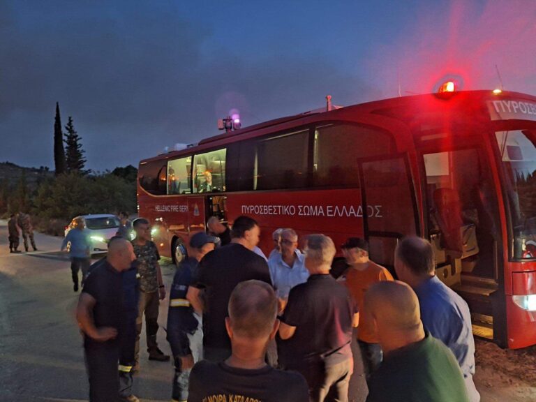 Κορινθία: Αναζωπυρώνεται το πύρινο μέτωπο – Στο πεδίο της φωτιάς ο Β. Κικίλιας