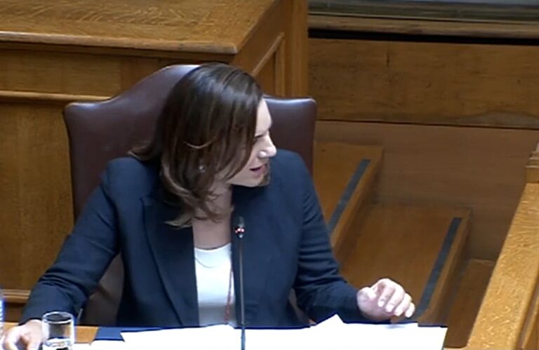 Η Θεανώ Φωτίου είπε «άι στο διάλο» στην Όλγα Κεφαλογιάννη στη Βουλή – «Έκρηξη» από την υπουργό Τουρισμού