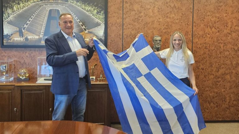 Στην Αντιγόνη Ντρισμπιώτη η ελληνική σημαία από τον Σπύρο Καπράλο (video)