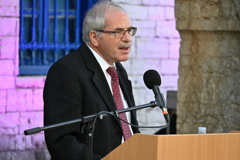 Κριντζάρω, έφαγα πακέτο, φλεξάρω: Ο γλωσσολόγος Χρ. Χαραλαμπάκης αναλύει στο ertnews.gr την «αντι-γλώσσα» των νέων