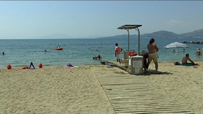 Βόλος: Τοποθετήθηκε η ράμπα για άτομα με κινητικά προβλήματα στην παραλία Αλμυρού