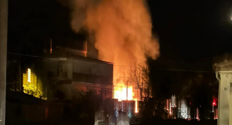 Πτολεμαΐδα: Κατασβέστηκε η φωτιά σε αποθήκη έπειτα από έκρηξη-Προληπτικά στο σημείο πυροσβεστικά οχήματα