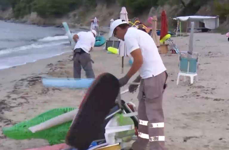 Χαλκιδική: Ξηλώνουν ομπρέλες από τις παραλίες