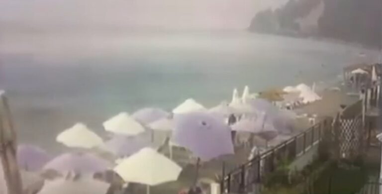 Χαλκιδική: Video από τη στιγμή που κεραυνός χτυπάει την παραλία της Φούρκας