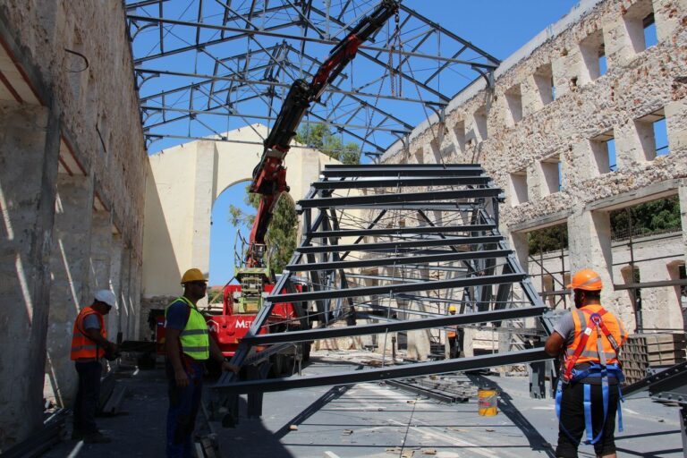 Τοποθετείται η οροφή στη Δημοτική Αγορά Χανίων