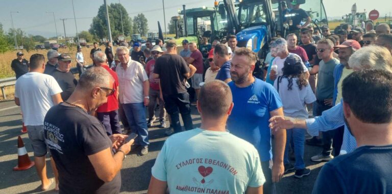 Με τρακτέρ η κινητοποίηση των αγροτών της Καρδίτσας στον κόμβο στην Ε-65