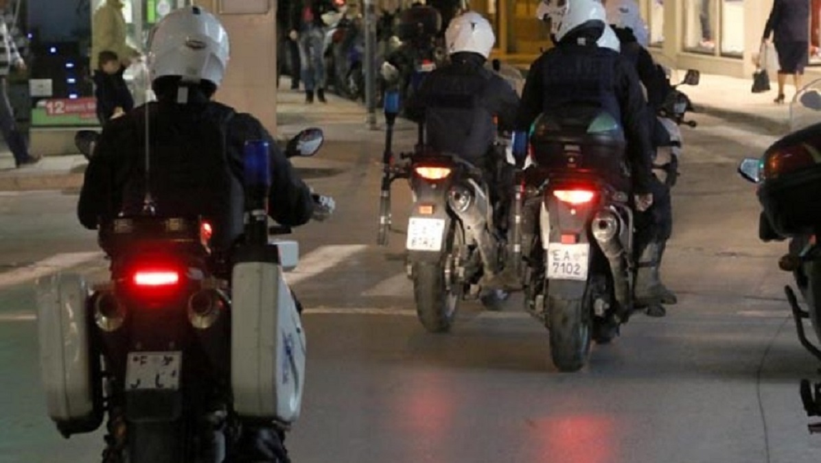 Λάρισα: Οδηγούσε μεθυσμένος και προκάλεσε ζημιές σε 13 σταθμευμένα Ι.Χ.
