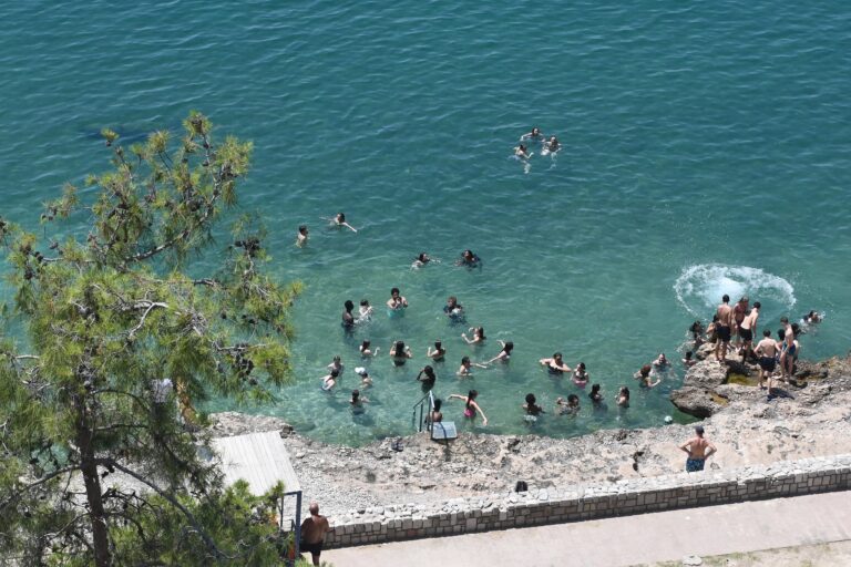 Καύσωνας επ’ αόριστον: «Καμίνι» η Αθήνα – Aνάσες δροσιάς αναζητούν οι πολίτες στις παραλίες