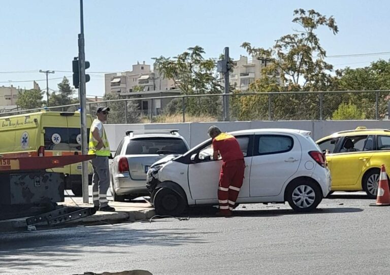 Τροχαίο ατύχημα στην είσοδο της Αττική Οδού στις Αχαρνές – Ένας τραυματίας