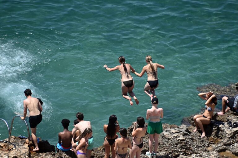 Σε κλοιό καύσωνα η χώρα: Το φαινόμενο της θερμικής νησίδας – Πόσο θα διαρκέσει
