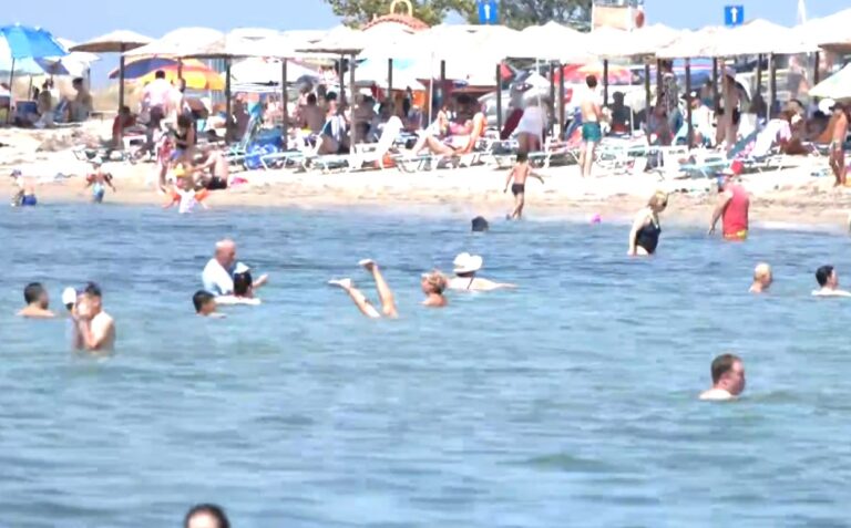 ΙΕΛΚΑ: Μόνο ένας στους δύο Έλληνες θα κάνει φέτος διακοπές – Αυξημένα κόστη εισιτηρίων και διαμονής οι βασικοί λόγοι