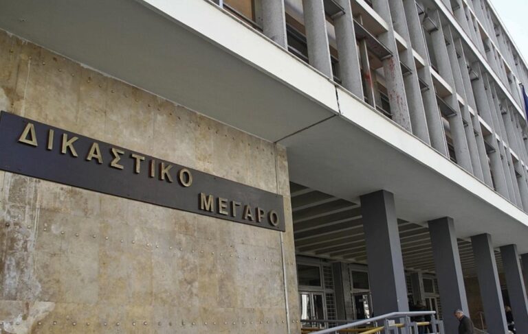 Θεσσαλονίκη: 54χρονη κατήγγειλε ότι ο 52χρονος αδερφός της την κυνήγησε στις σκάλες με αποτέλεσμα να πέσει και να τραυματιστεί σοβαρά