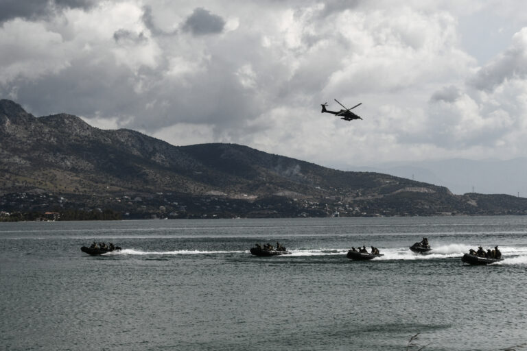 Εντυπωσιακά πλάνα από την εκπαίδευση των αμφίβιων καταδρομών στο Αιγαίο