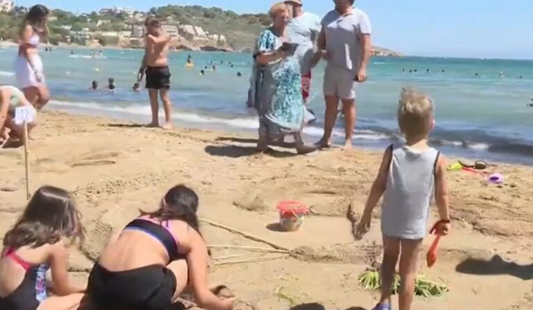 Διαγωνισμός γλυπτικής στην άμμο στην παραλία Καρφά Χίου