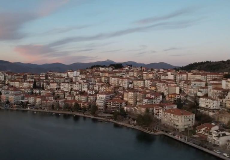 Καστοριά: Όρκοι ζωής εν πλω στην πανέμορφη λίμνη