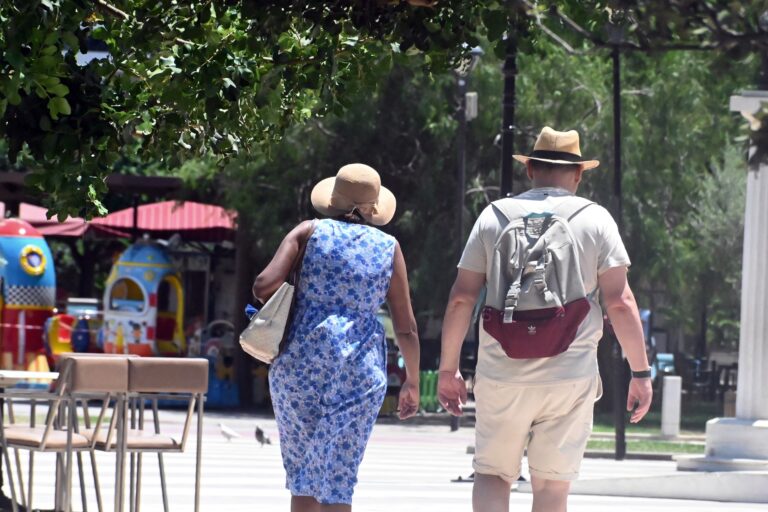 Καιρός: Παράταση του καύσωνα έως την Κυριακή με 40άρια – Επικαιροποίηση έκτακτου δελτίου της ΕΜΥ