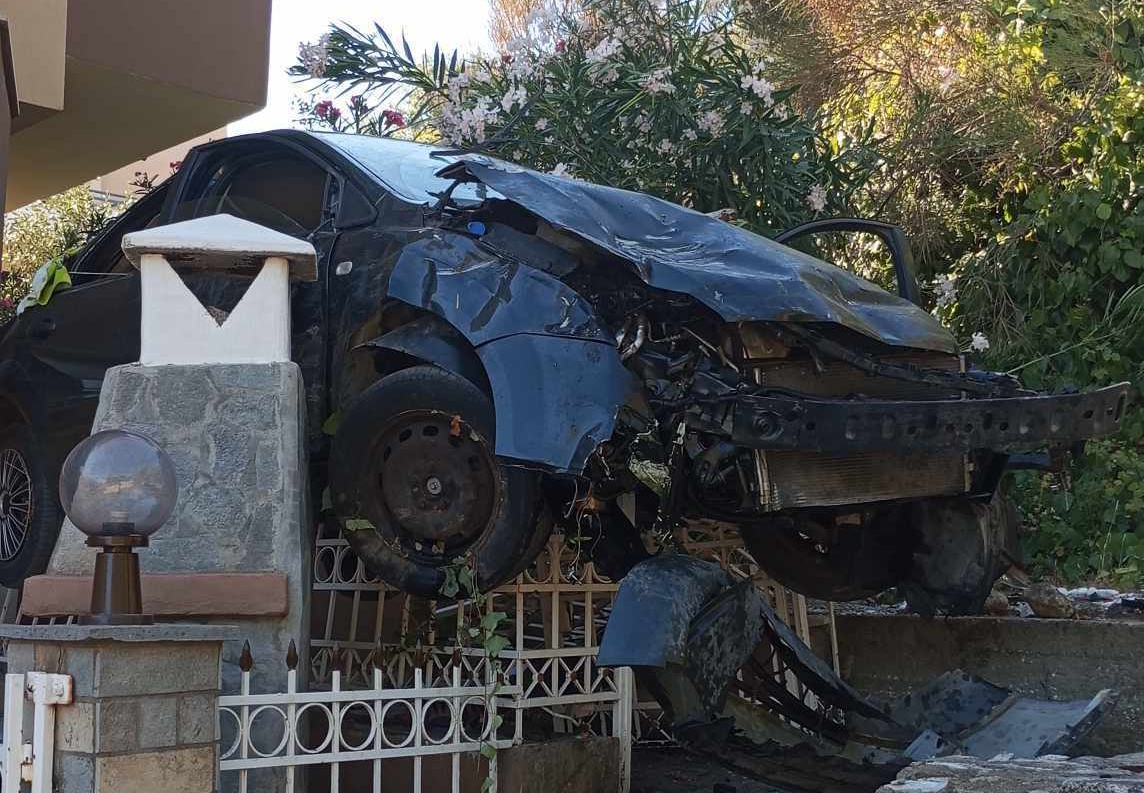 Καβάλα: Αυτοκίνητο μεθυσμένου οδηγού «καρφώθηκε» σε κιόσκι με εφήβους – Από θαύμα δεν υπήρξαν θύματα