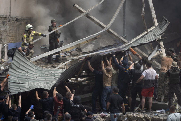 Ζελένσκι: Στους 43 ανήλθαν οι νεκροί από την προχθεσινή ρωσική επίθεση στην Ουκρανία