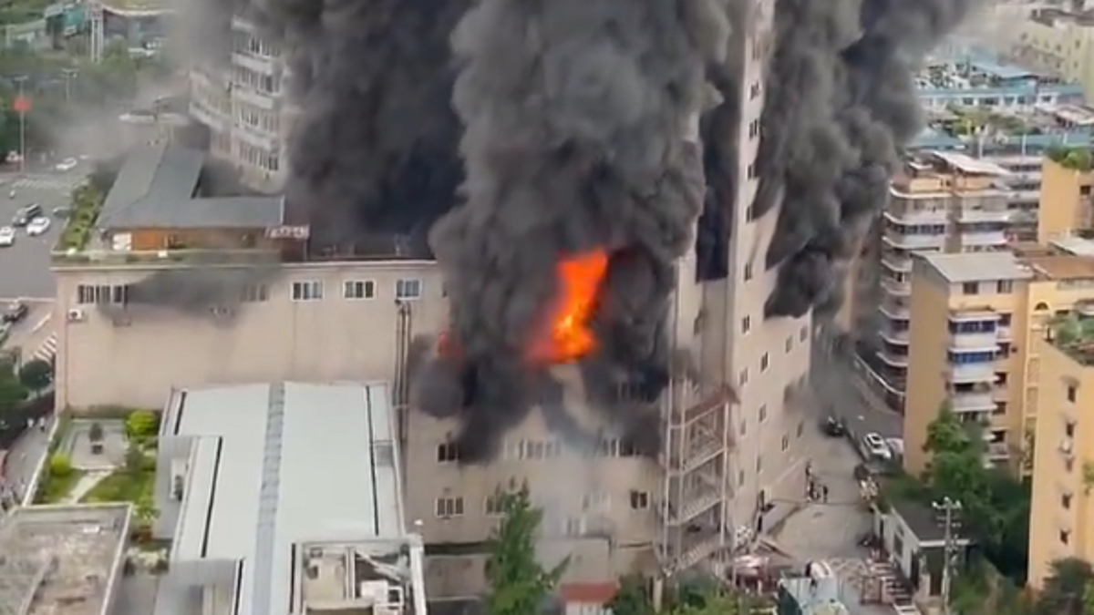 Τουλάχιστον 16 νεκροί από την πυρκαγιά σε εμπορικό κέντρο Τουλάχιστον 16 νεκροί από την πυρκαγιά σε εμπορικό κέντρο