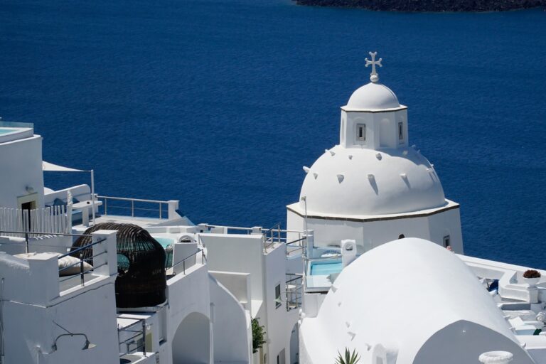 «Υπέροχη περιήγηση στα ελληνικά νησιά»: Αφιέρωμα στις Κυκλάδες από το γαλλικό περιοδικό «Desirs de Voyages»