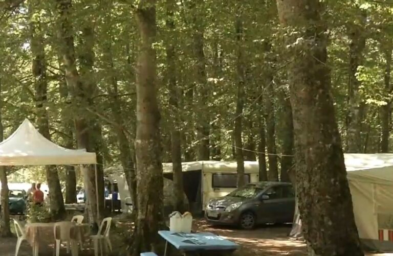 Παραθεριστές στήνουν τις σκηνές τους στον Λαϊλιά και απολαμβάνουν τη φύση και τη δροσιά