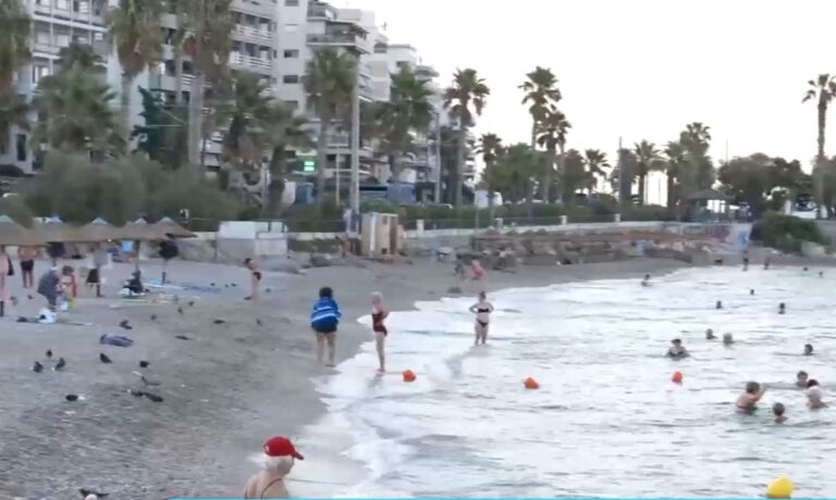 Από το ξημέρωμα στη θάλασσα: Πώς είναι η παραλία του Φλοίσβου στις 6.30 το πρωί