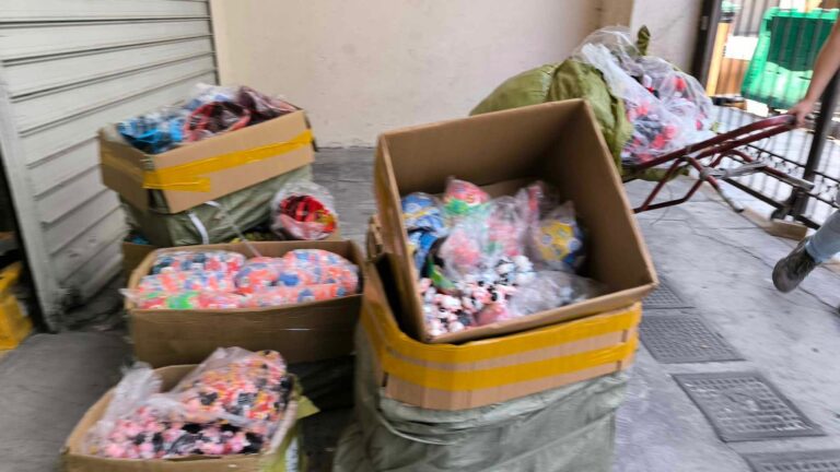 ΔΙΜΕΑ: 16.693 απομιμητικά προϊόντα εντοπίστηκαν και καταστράφηκαν στο κέντρο της Αθήνας – Πρόστιμο 136.000 ευρώ