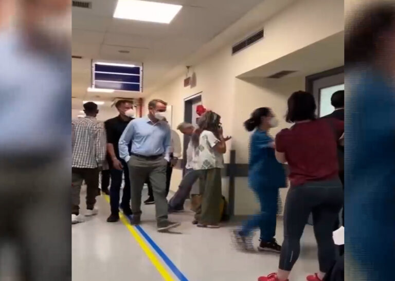 Αιφνιδιαστική επίσκεψη του Κ. Μητσοτάκη στο Λαϊκό Νοσοκομείο