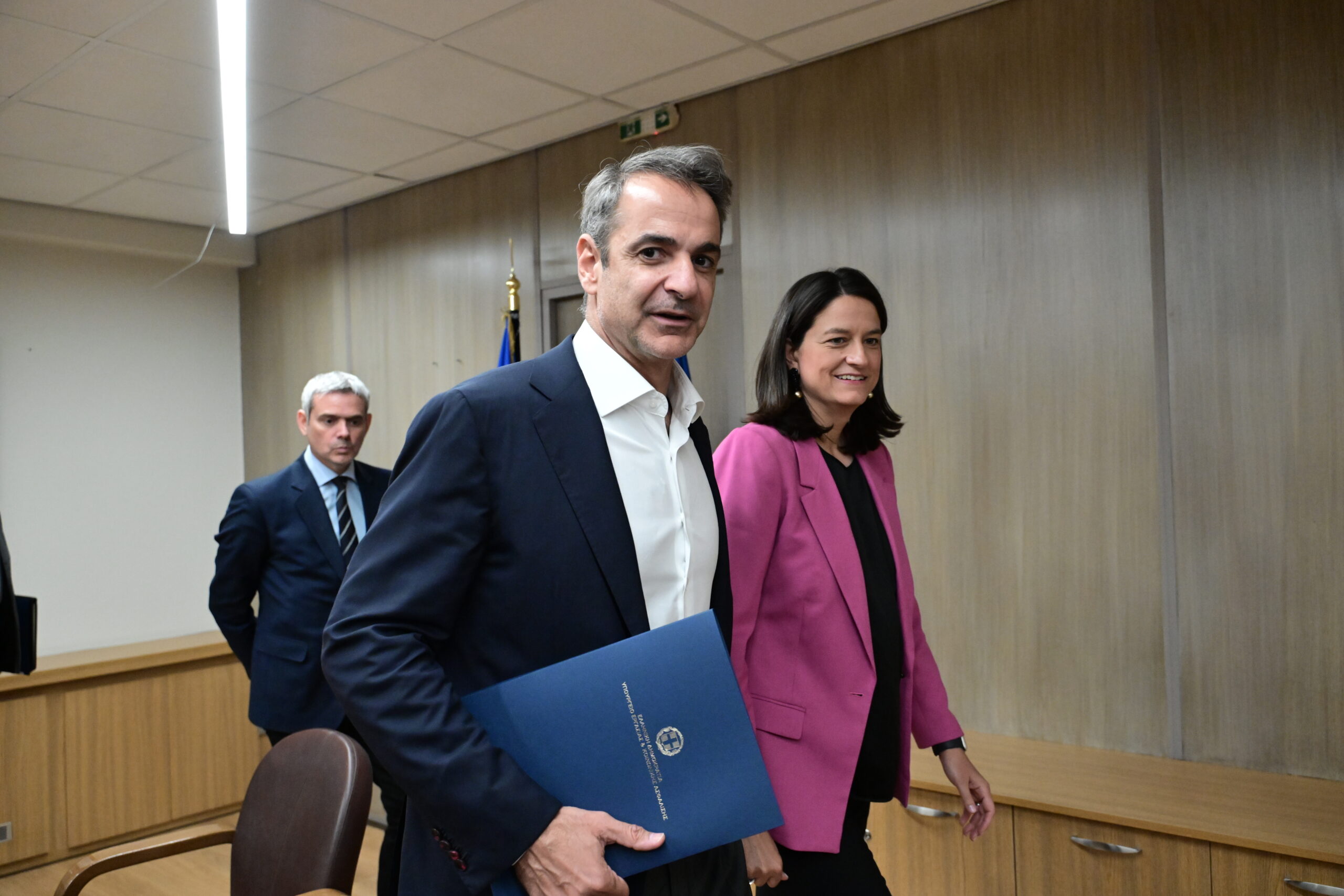 [370563] ΕΠΙΣΚΕΨΗ ΤΟΥ ΠΡΩΘΥΠΟΥΡΓΟΥ ΚΥΡΙΑΚΟΥ ΜΗΤΣΟΤΑΚΗ ΣΤΟ ΥΠΟΥΡΓΕΙΟ ΕΡΓΑΣΙΑΣ  (ΤΑΤΙΑΝΑ ΜΠΟΛΑΡΗ/EUROKINISSI)