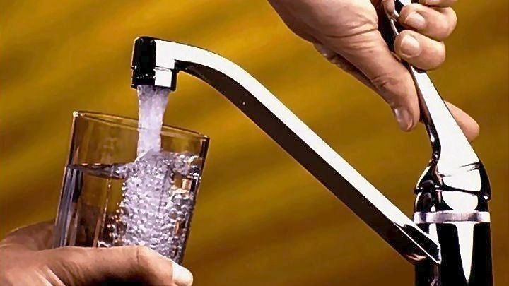 Χαλκιδική: Το “νερό νεράκι” λένε οι κάτοικοι στο Πευκοχώρι- Προκρατήσεις στα εμφιαλωμένα νερά