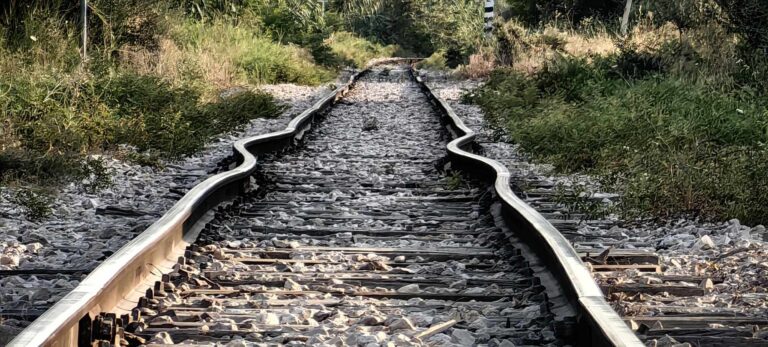 Στράβωσαν από την ζέστη οι γραμμές του Προαστιακού στην Πάτρα – Η κυκλοφορία αποκαταστάθηκε πλήρως