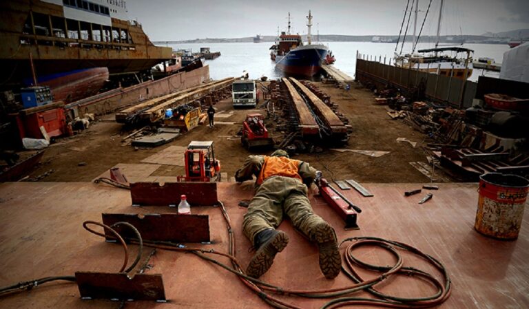 Πέραμα: Τρεις εργάτες τραυματίστηκαν κατά την διάρκεια ναυπηγοεπισκευαστικών εργασιών