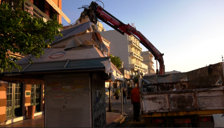 Μυτιλήνη: Απομακρύνθηκαν δύο περίπτερα στην Προκυμαία που ήταν σε αδράνεια (βίντεο)