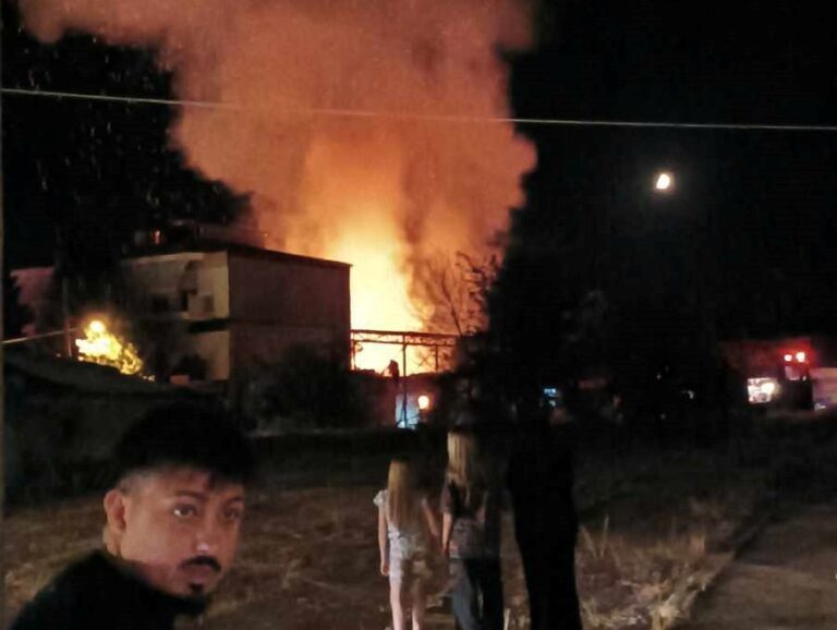Μεγάλη κινητοποίηση της πυροσβεστικής για πυρκαγιά σε κατοικία στην Πτολεμαΐδα (βίντεο)