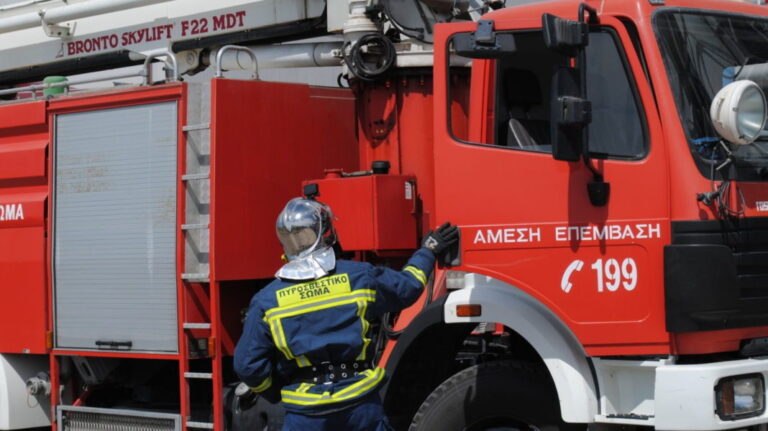 Υπο έλεγχο η πυρκαγιά σε χαμηλή βλάστηση στη Νίκαια