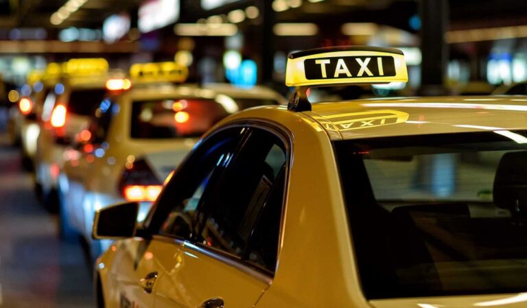 Ταξί: Υποχρεωτική ενημερωτική σήμανση σε όλα τα οχήματα για την αποδοχή πληρωμών με κάρτα
