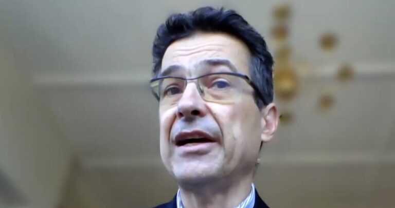 Δημήτρης Βαγιανός (καθηγητής LSE) στο ERTNEWS: Τα οικονομικά κίνητρα η λύση για το δημογραφικό 