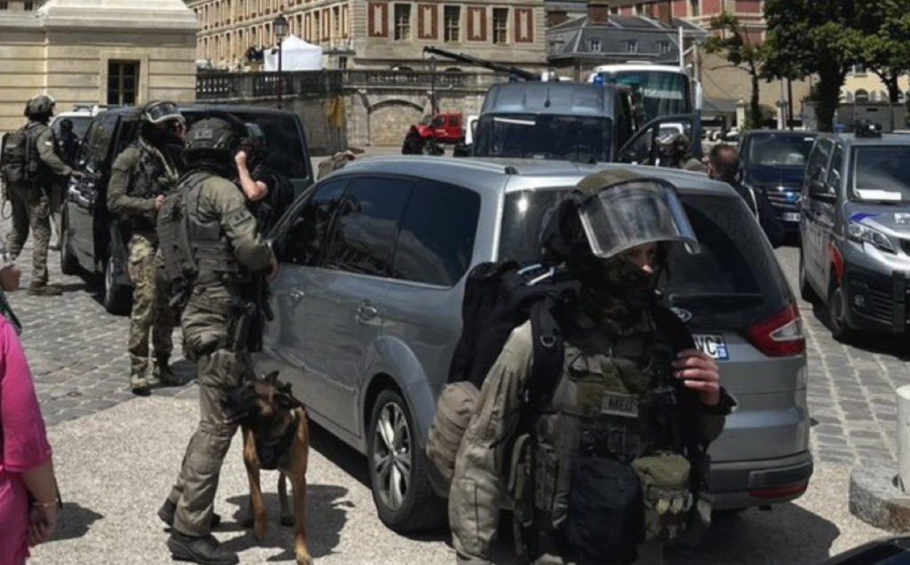 Συναγερμός στο Παρίσι: Εκκενώνεται το Παλάτι των Βερσαλλιών – Αναφορές για επίθεση με μαχαίρι Συναγερμός στο Παρίσι: Εκκενώνεται το Παλάτι των Βερσαλλιών – Αναφορές για επίθεση με μαχαίρι